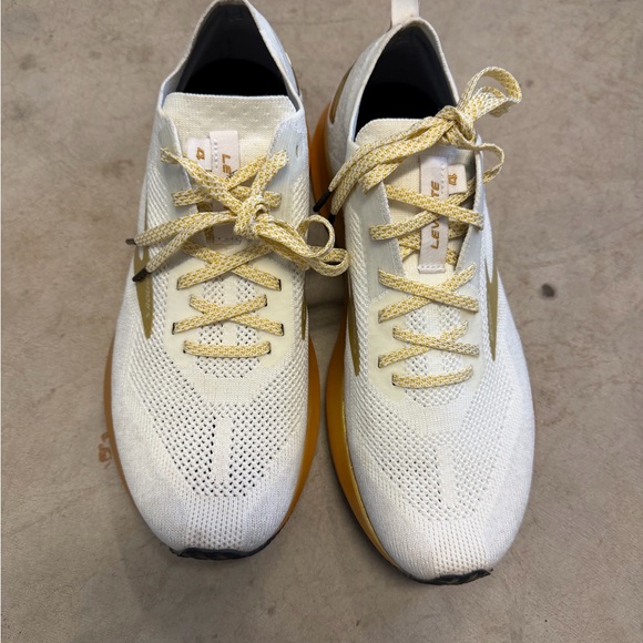 Brooks Levitate 4 Victory Edition White Gold Womens 8.5 Running Shoe 1203351B102 - Picture 3 of 6